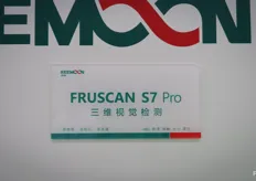 绿萌团队在公司最新的 Fruscan S7 Pro 分选机前。过去几年，该公司在国际上快速扩张，目前已在澳大利亚、印度、南非、智利和墨西哥安装了生产线。/ Reemoon's team in front of the company's latest Fruscan S7 Pro sorting machine. The company has been expanding fast internationally over the last few years, with now lines installed in Australia, India, South Africa, Chile and Mexico.